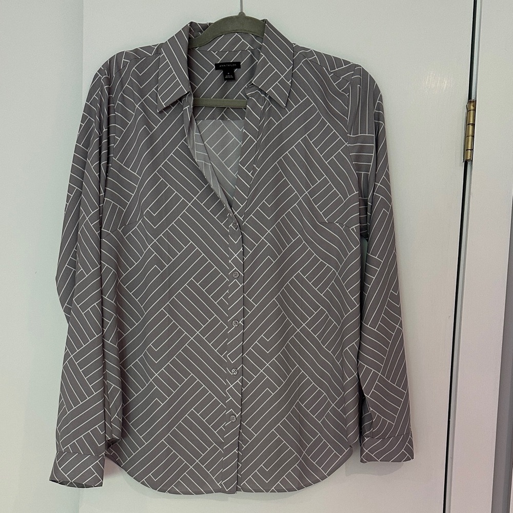 Ann Taylor Gray and White Patterned Blouse